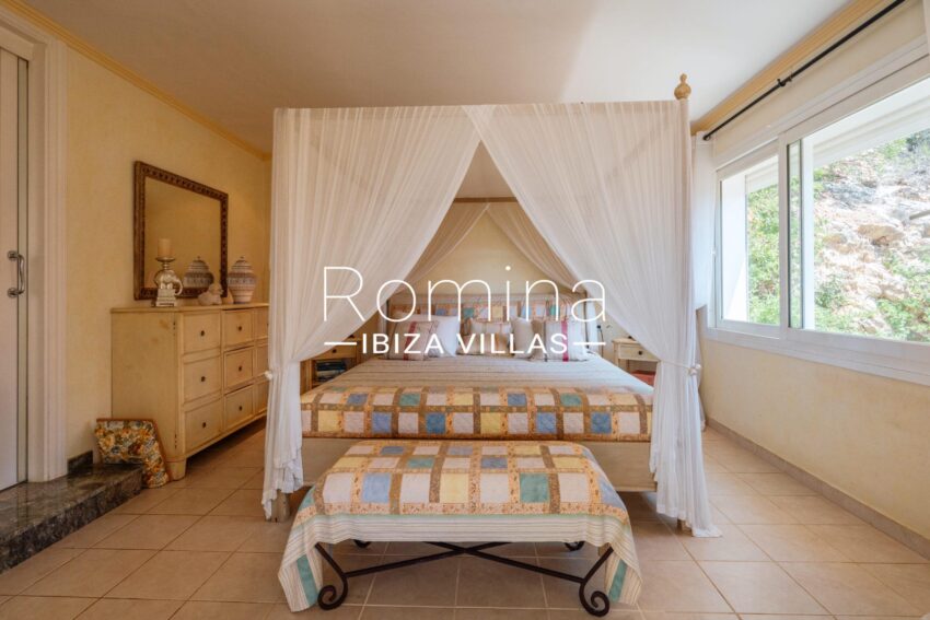 5-4 CAN BLANC BEDROOM