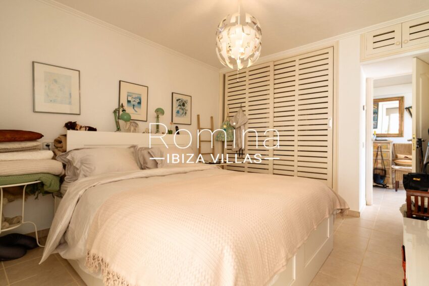 5-8 CAN BLANC BEDROOM