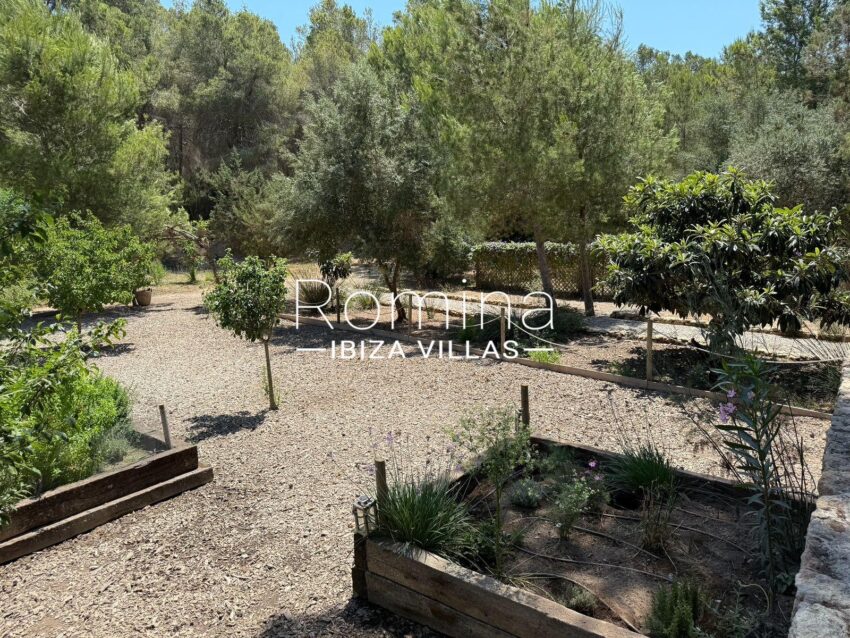 Authentic finca with annexes and rental license in peaceful location (7)