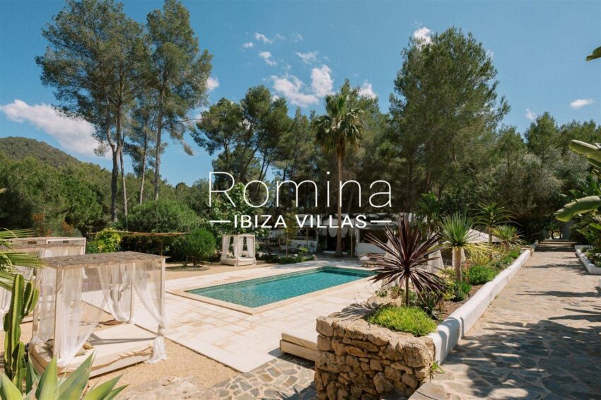 Authentic finca with annexes and rental license in peaceful location (8)