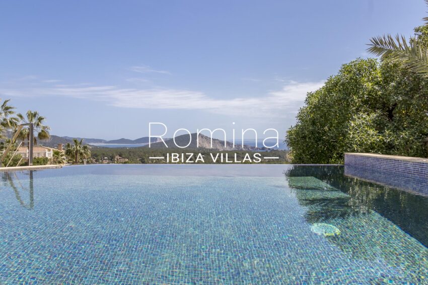 villa-with-beautiful-sea-views-in-exclusive-gated-community (4)