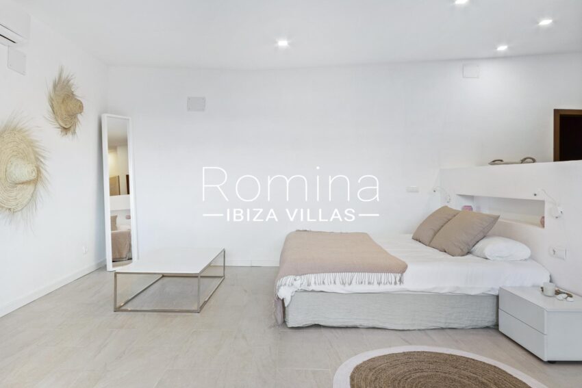 villa-with-beautiful-sea-views-in-exclusive-gated-community (45)