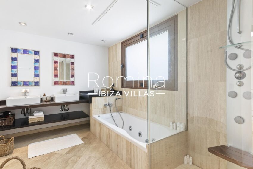 villa-with-beautiful-sea-views-in-exclusive-gated-community (54)